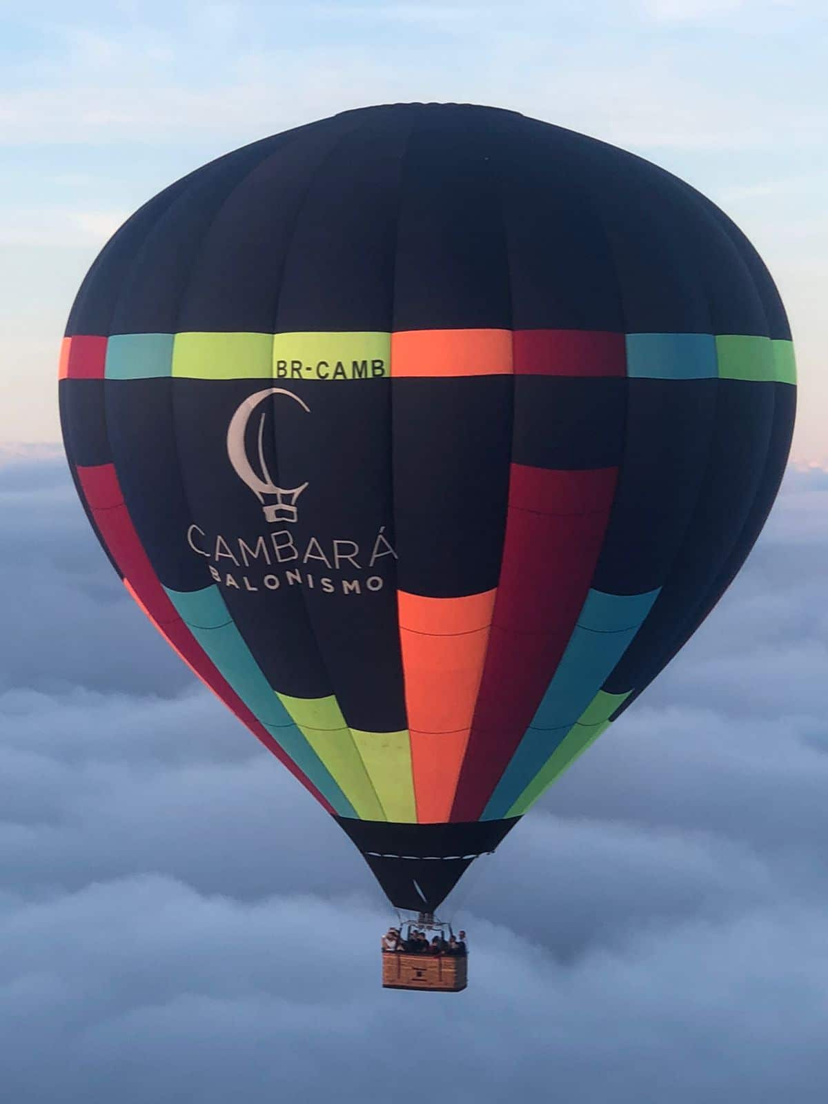 Balão da Cambará Balonismo em voo acima das nuvens com céu azul ao fundo